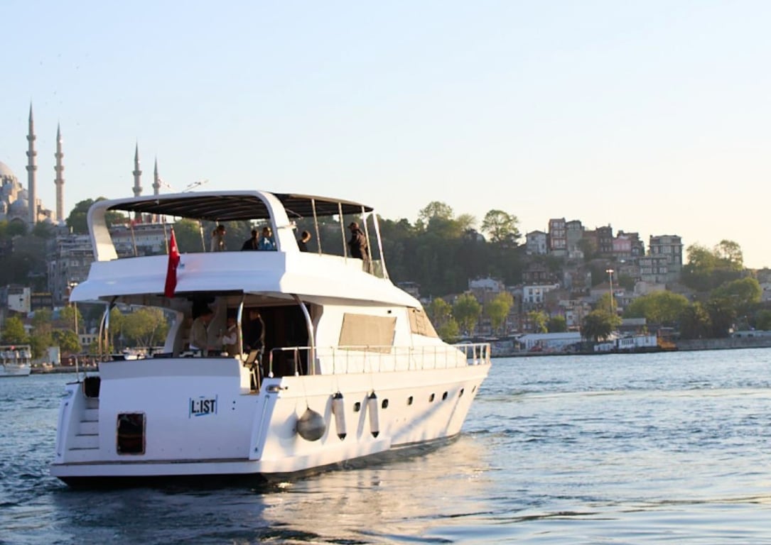 Croisière au coucher de soleil sur le Bosphore à bord d'un yacht de luxe