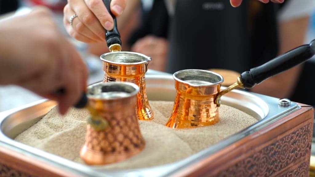Atelier de préparation de café turc qualifié sur sable et de divination
