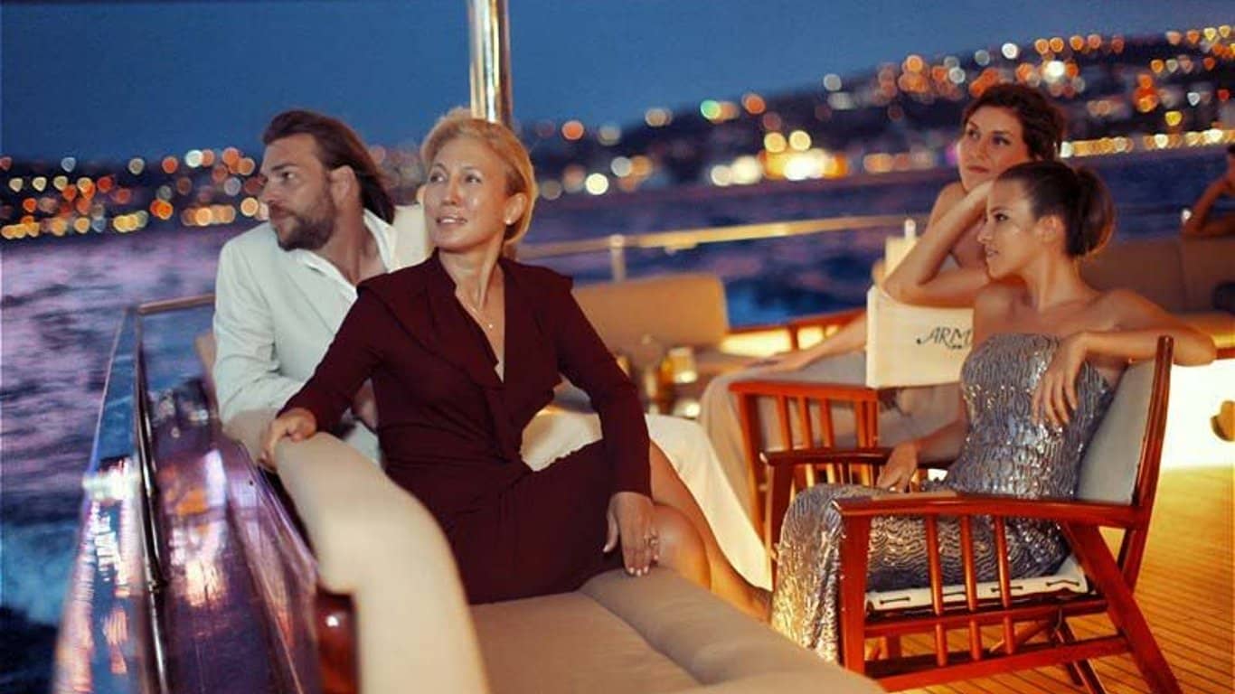 Barca Armada Trip – Noleggio Privato di Yacht Notturno a Istanbul