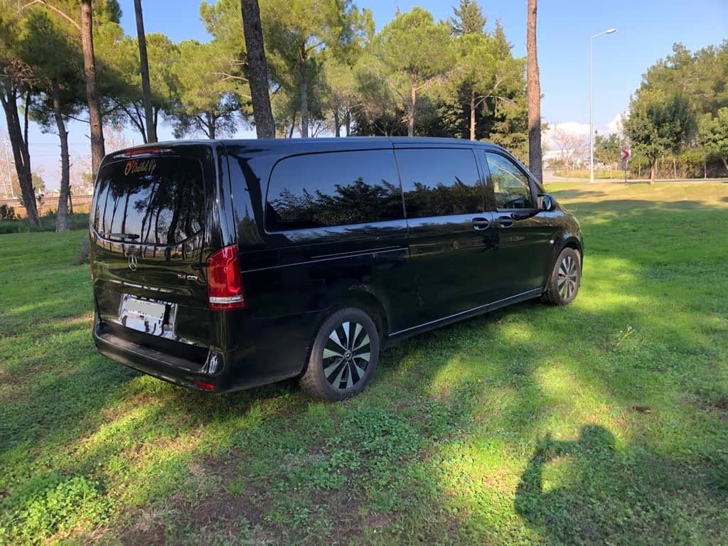 Приватний трансфер з аеропорту Анталії на мінівені Vito