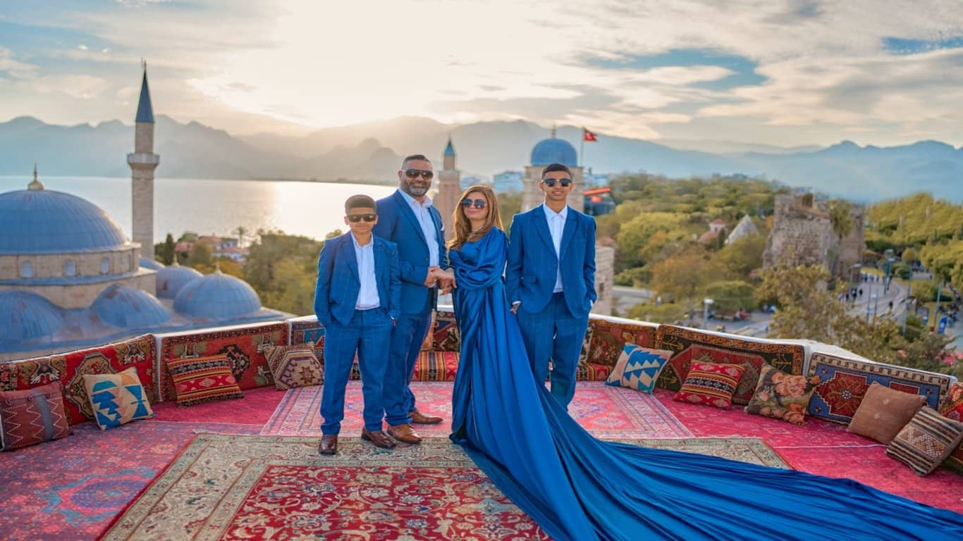 Professionelles Fotoshooting Erlebnis mit Antalya View und fliegenden Kleidern