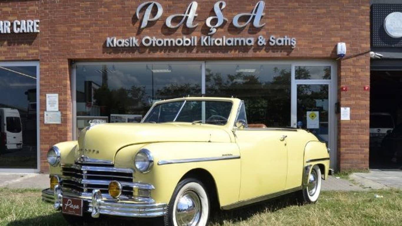 Classic Car Tour in Istanbul met 1949 Plymouth DeLuxe Cabriolet