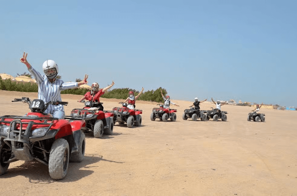 Hurghada'da Express Çöl Safari: Bedevî Köyüne Jeep ile, Deve Turu, Quad (30 dk) ve Go-Kart (15 dk)
