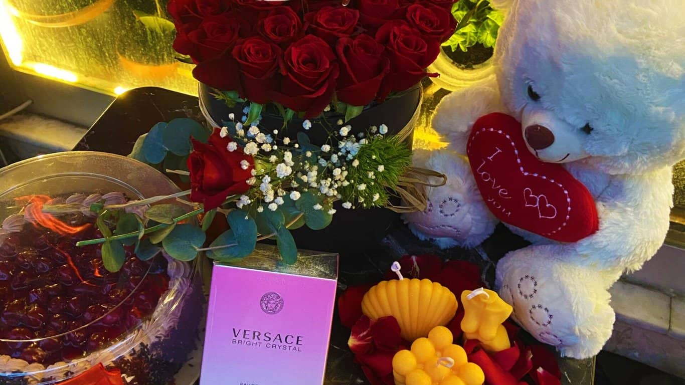 Caja de Flores de Cumpleaños Feliz – Celebra con Rosas en Estambul