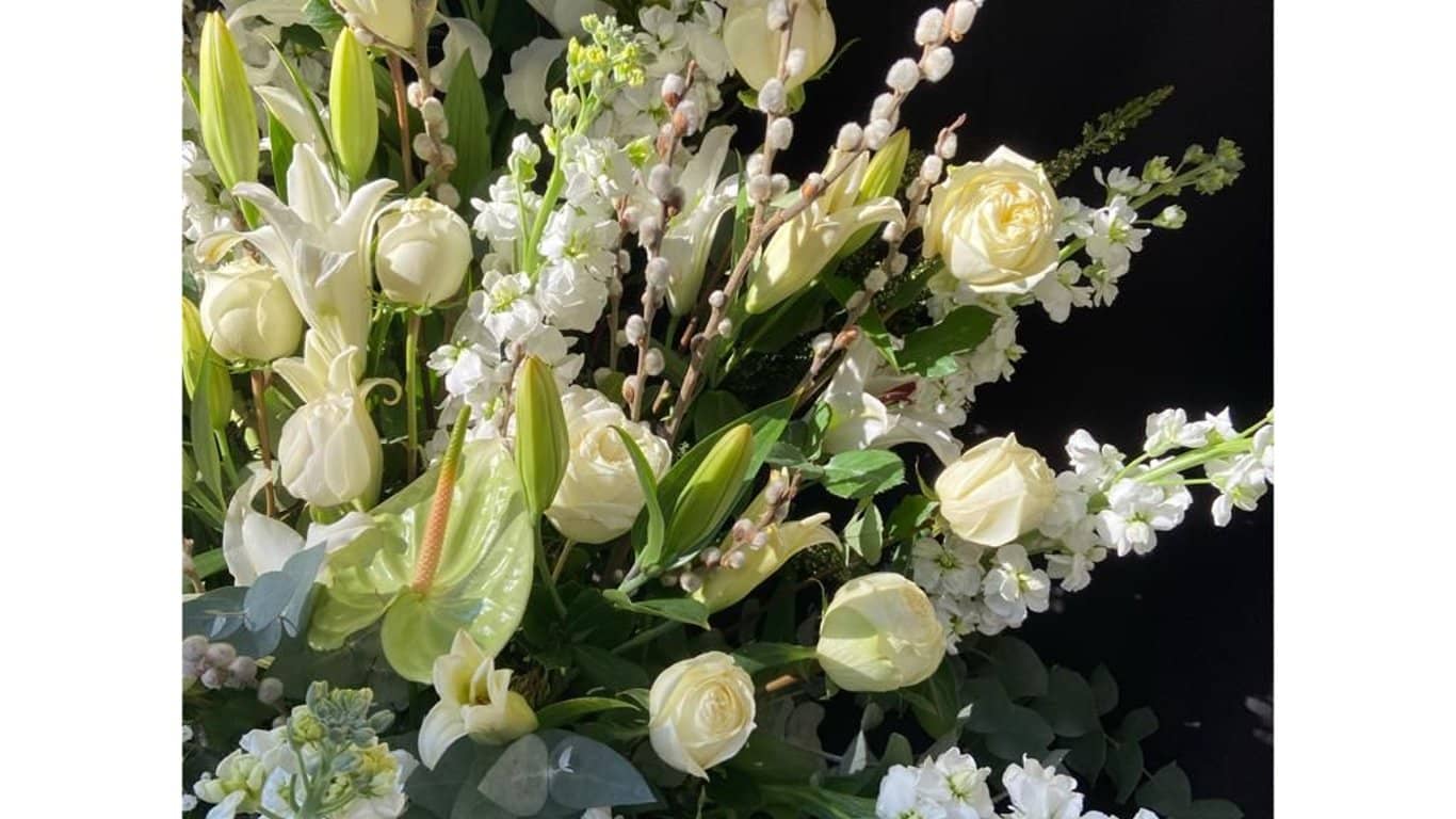 Fleurs du Paradis – Arrangement VIP de Roses Blanches et de Lisianthes