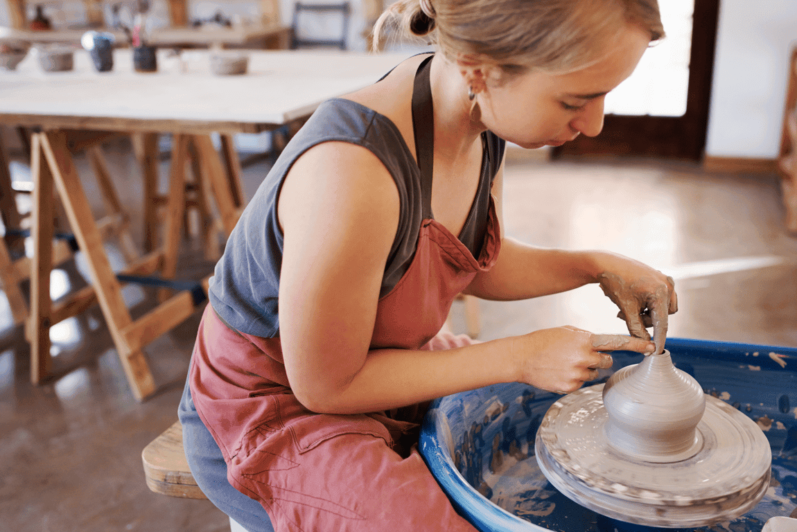 کلاس چرخ سفالگری در استانبول: آثار سفالی خود را بسازید