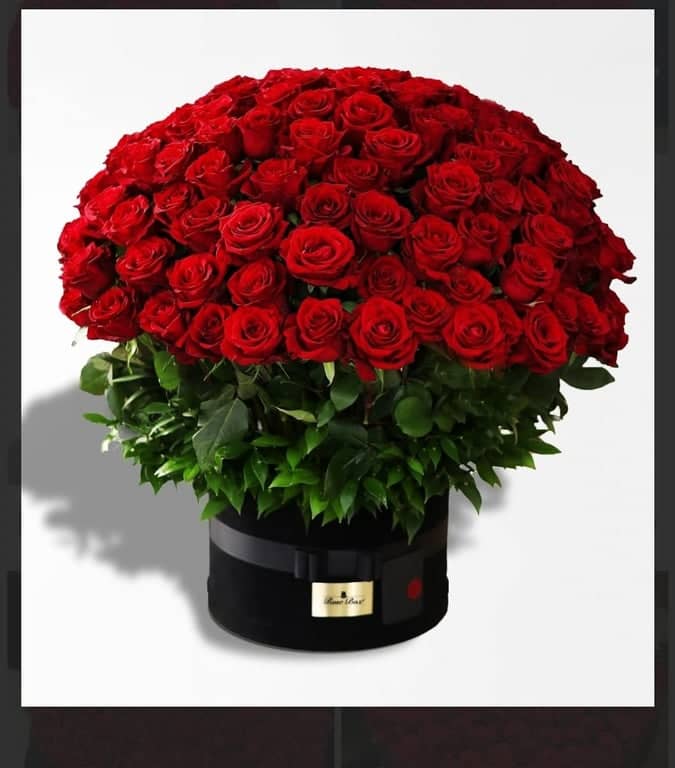 ボックスの中の101本のバラ - 新鮮な花のアレンジメントを当日お届け