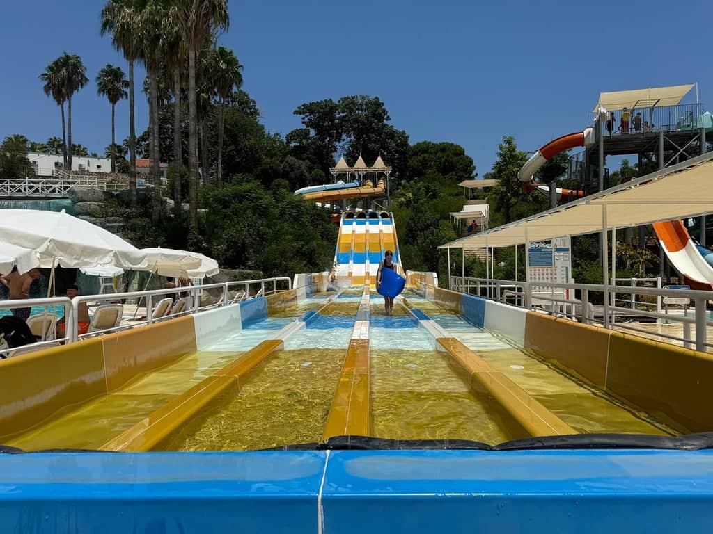 Waterhill Aquapark – Amusement en famille avec des toboggans aquatiques et des spectacles de dauphins