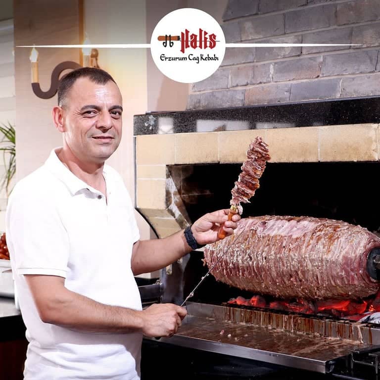 Halis Erzurum Cağ Kebap – Otentik Odun Ateşinde Kuzu Lezzeti