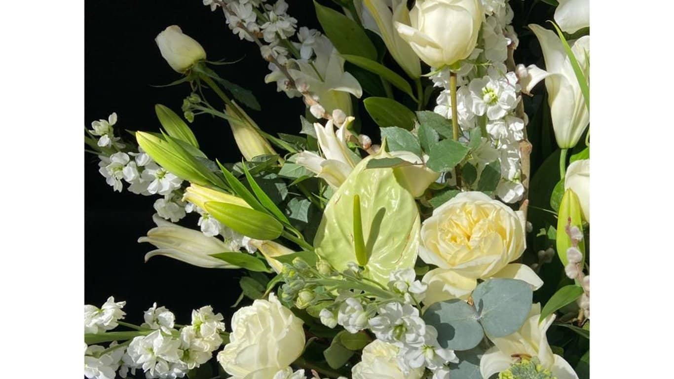Fleurs du Paradis – Arrangement VIP de Roses Blanches et de Lisianthes