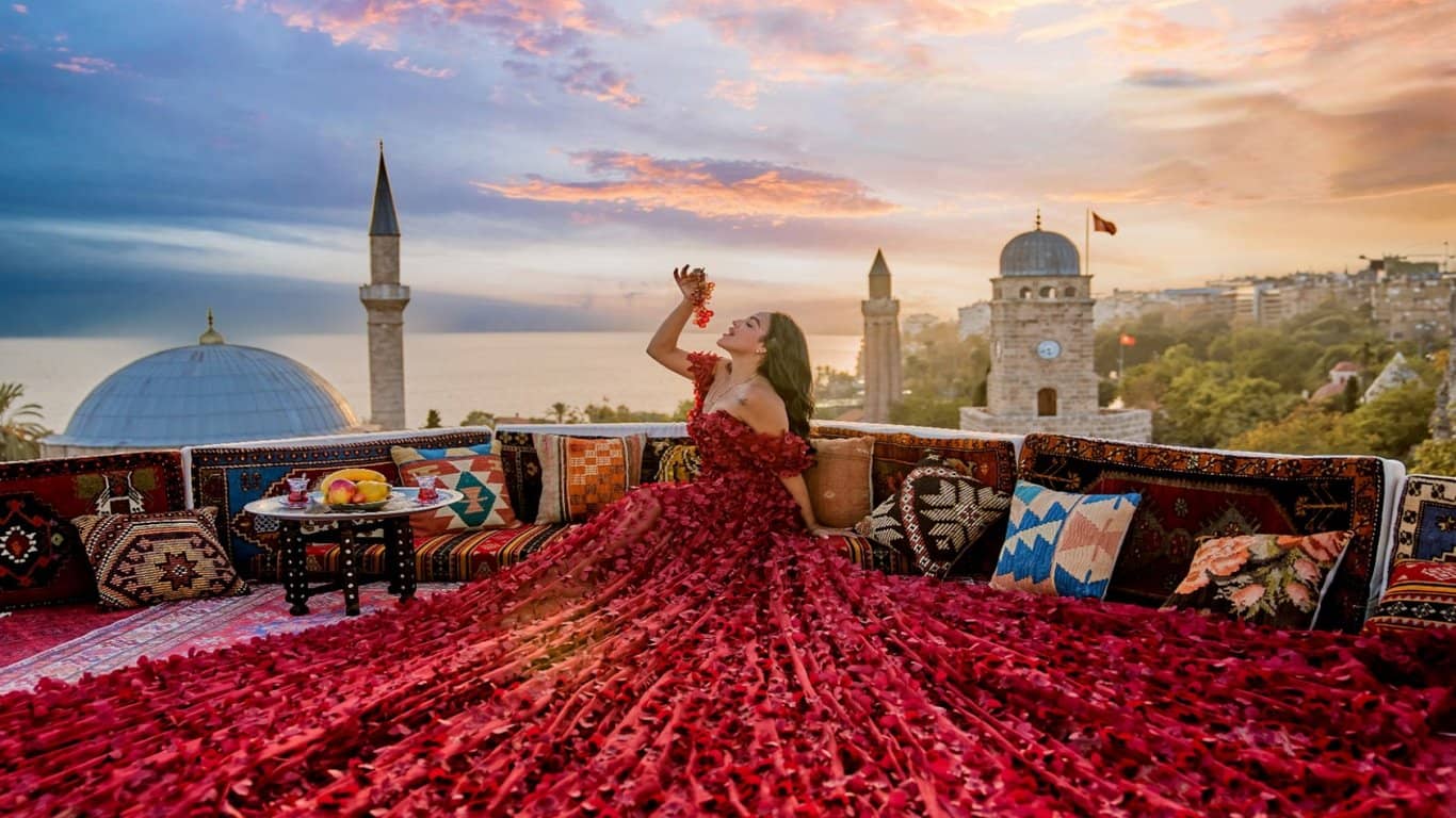 Professionelles Fotoshooting Erlebnis mit Antalya View und fliegenden Kleidern