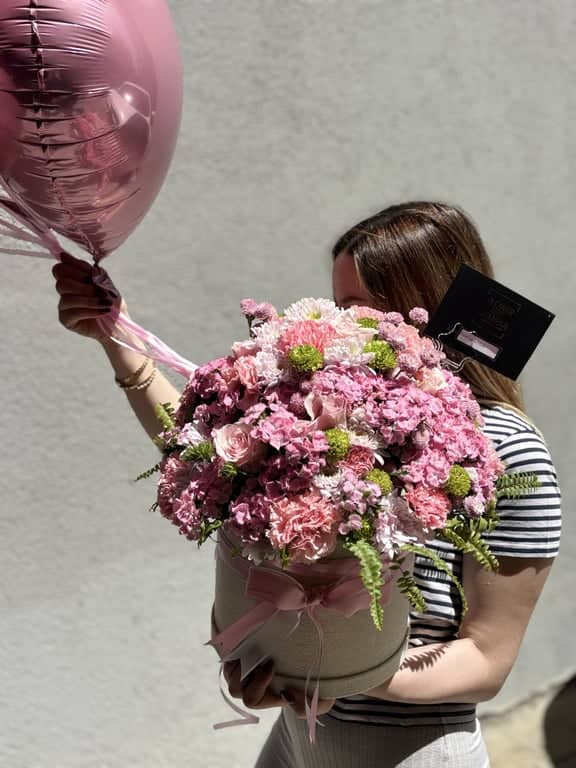 Dostawa Kwiatów Różowy Sen – Balony i Specjalny Bukiet