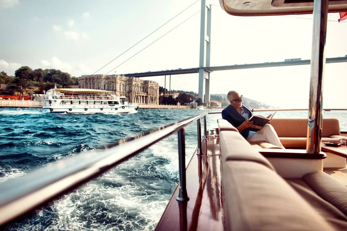 Barca Armada Trip – Noleggio Privato di Yacht Notturno a Istanbul