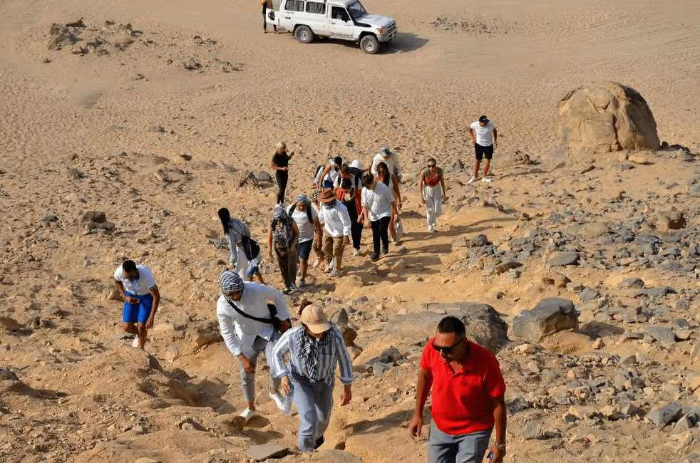 Hurghada'da Express Çöl Safari: Bedevî Köyüne Jeep ile, Deve Turu, Quad (30 dk) ve Go-Kart (15 dk)