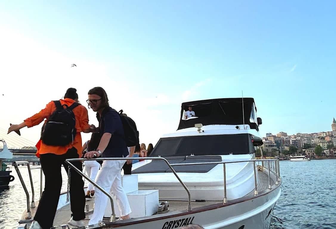 Crociera al Tramonto sul Bosforo – Esperienza di Yacht di Lusso a Istanbul
