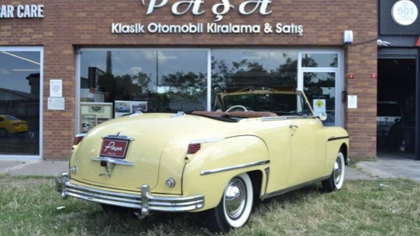 Classic Car Tour in Istanbul met 1949 Plymouth DeLuxe Cabriolet