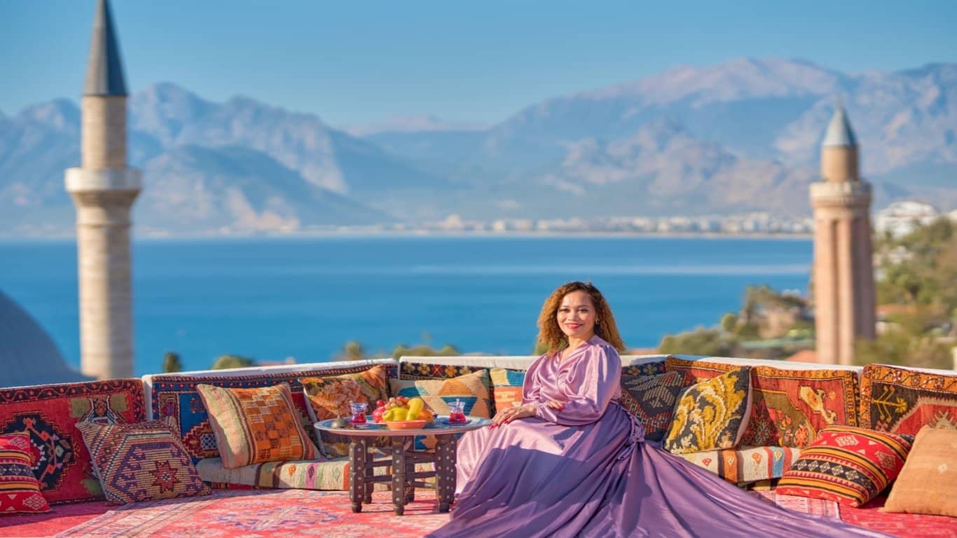 Professionelles Fotoshooting Erlebnis mit Antalya View und fliegenden Kleidern