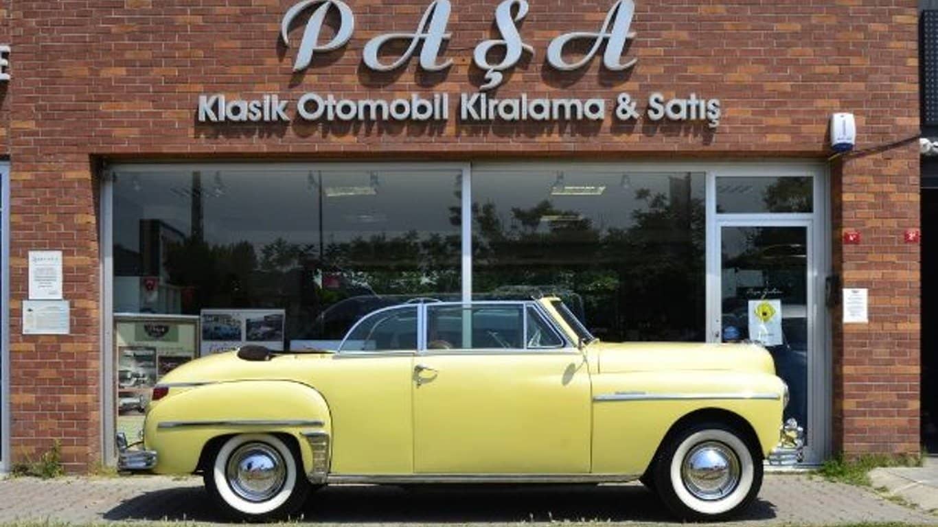 Classic Car Tour in Istanbul met 1949 Plymouth DeLuxe Cabriolet