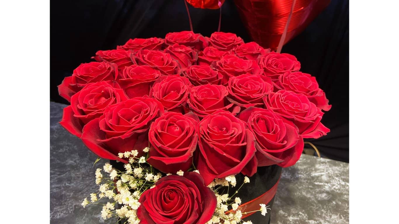 Boîte de Fleurs Heart Beat – Livraison de Roses Rouges Romantiques à Istanbul