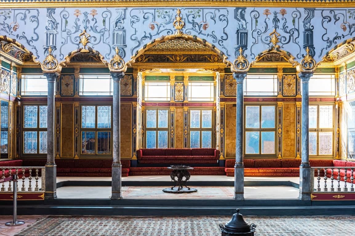Gilded chamber with benches in an Ottoman palace, ready for visitors