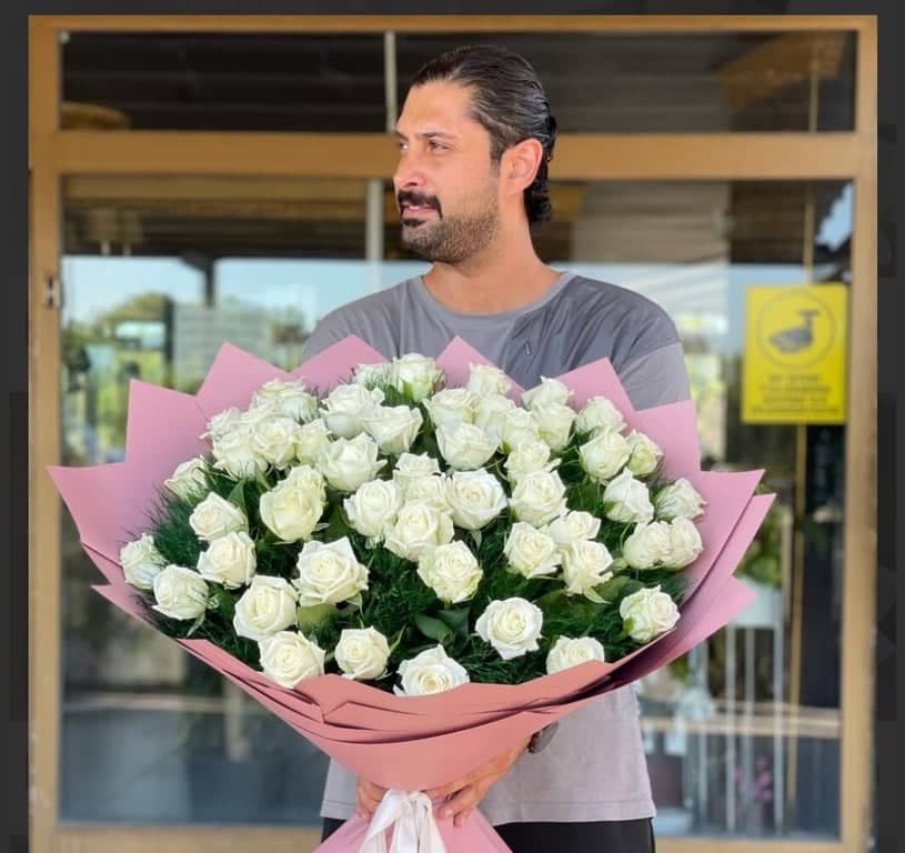 51 Λευκές Ροζέδες - Φρέσκες Ανθικές Συνθέσεις Παραδίδονται την Ίδια Μέρα