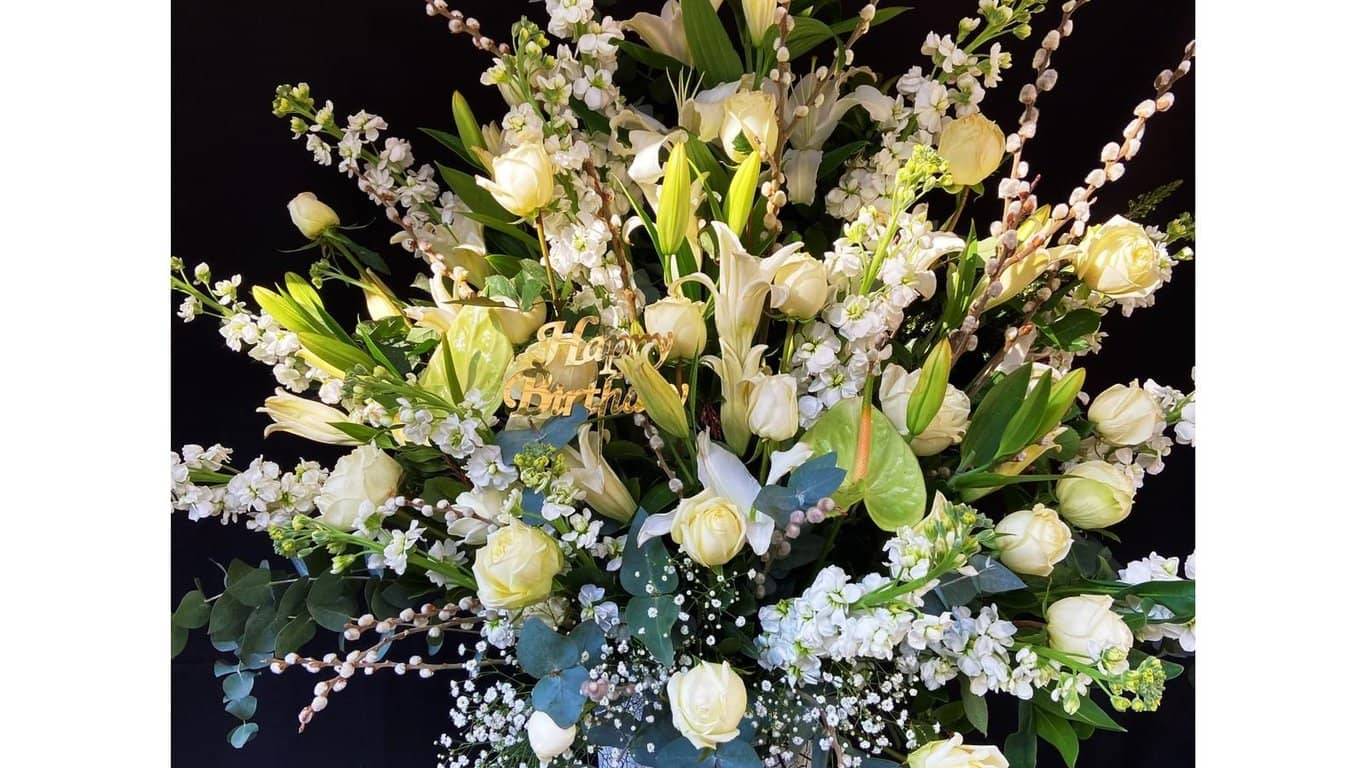 Fleurs du Paradis – Arrangement VIP de Roses Blanches et de Lisianthes