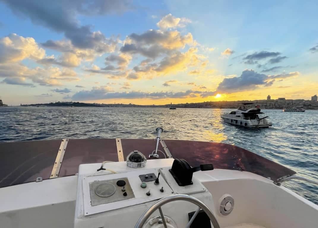 Crociera al Tramonto sul Bosforo – Esperienza di Yacht di Lusso a Istanbul