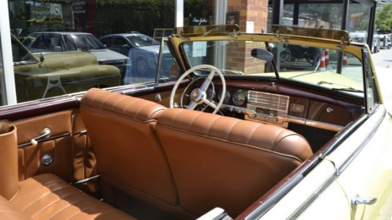 Classic Car Tour in Istanbul met 1949 Plymouth DeLuxe Cabriolet