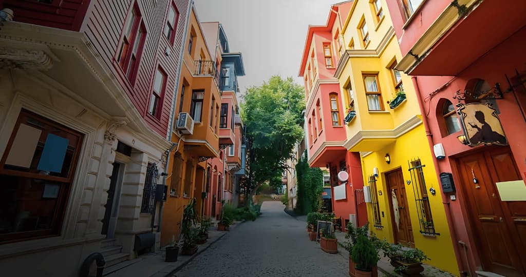 Rua colorida de Istambul com casas tradicionais turcas