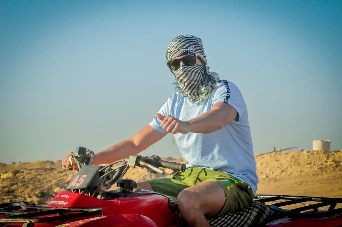 シャルムエルシェイクの夕方の砂漠サファリとディナー – クワッドバイクとベドウィン体験