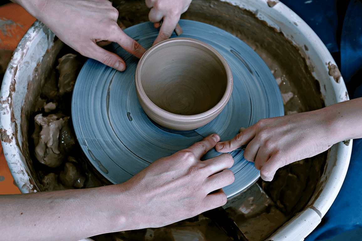 Clase de Rueda de Alfarero en Estambul: Crea Tu Propio Arte Cerámico