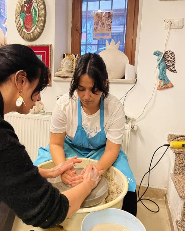 イスタンブールの陶芸輪クラス：自分だけの陶芸作品を作ろう