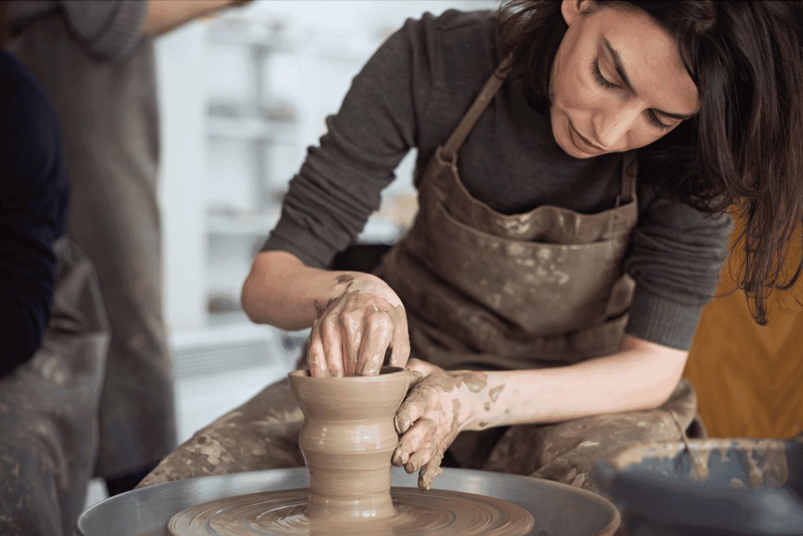 Clase de Rueda de Alfarero en Estambul: Crea Tu Propio Arte Cerámico