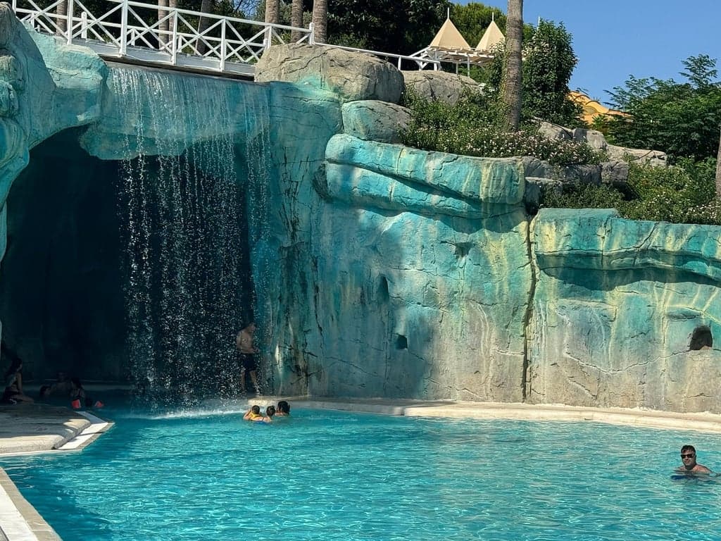 Waterhill Aquapark – Amusement en famille avec des toboggans aquatiques et des spectacles de dauphins