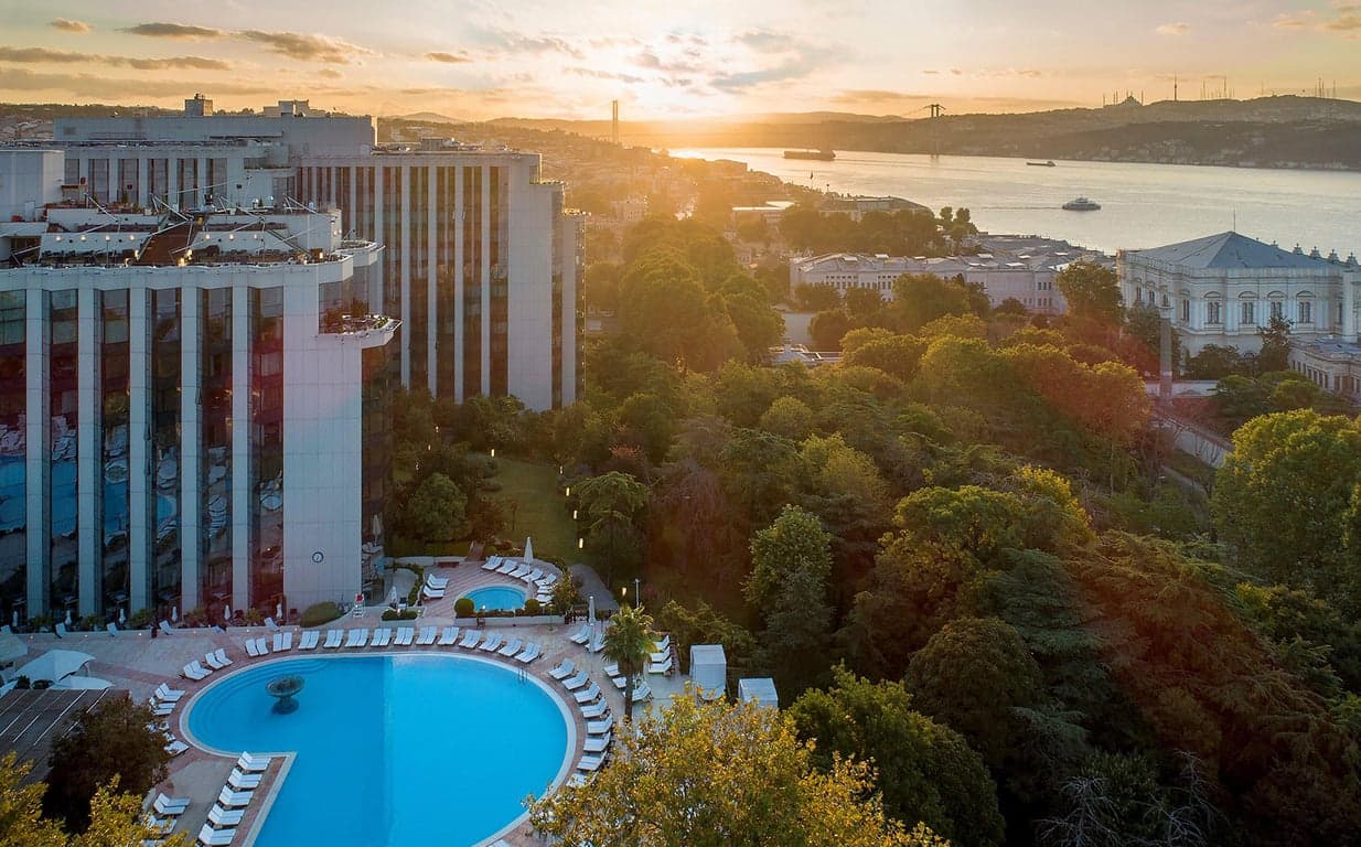 Swissôtel Босфор - Доступ до басейну на день з можливістю масажу та коктейлем на даху