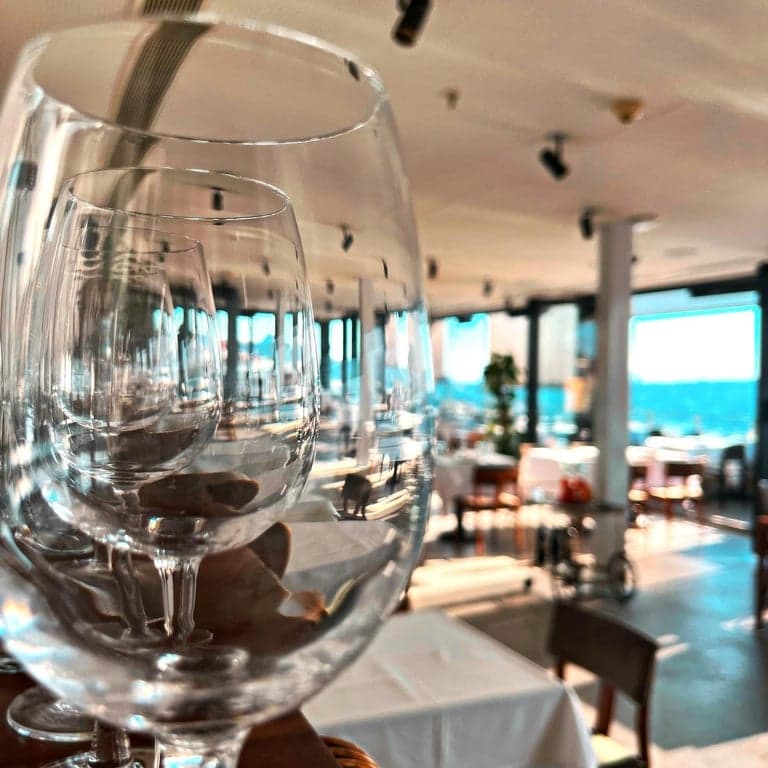 Firuze餐厅 – 享有博斯普鲁斯海峡景观的现代酒馆