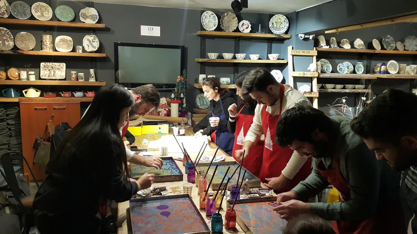 Experimente o Fluxo da Arte: Aula Tradicional de Marmorização Ebru em Istambul