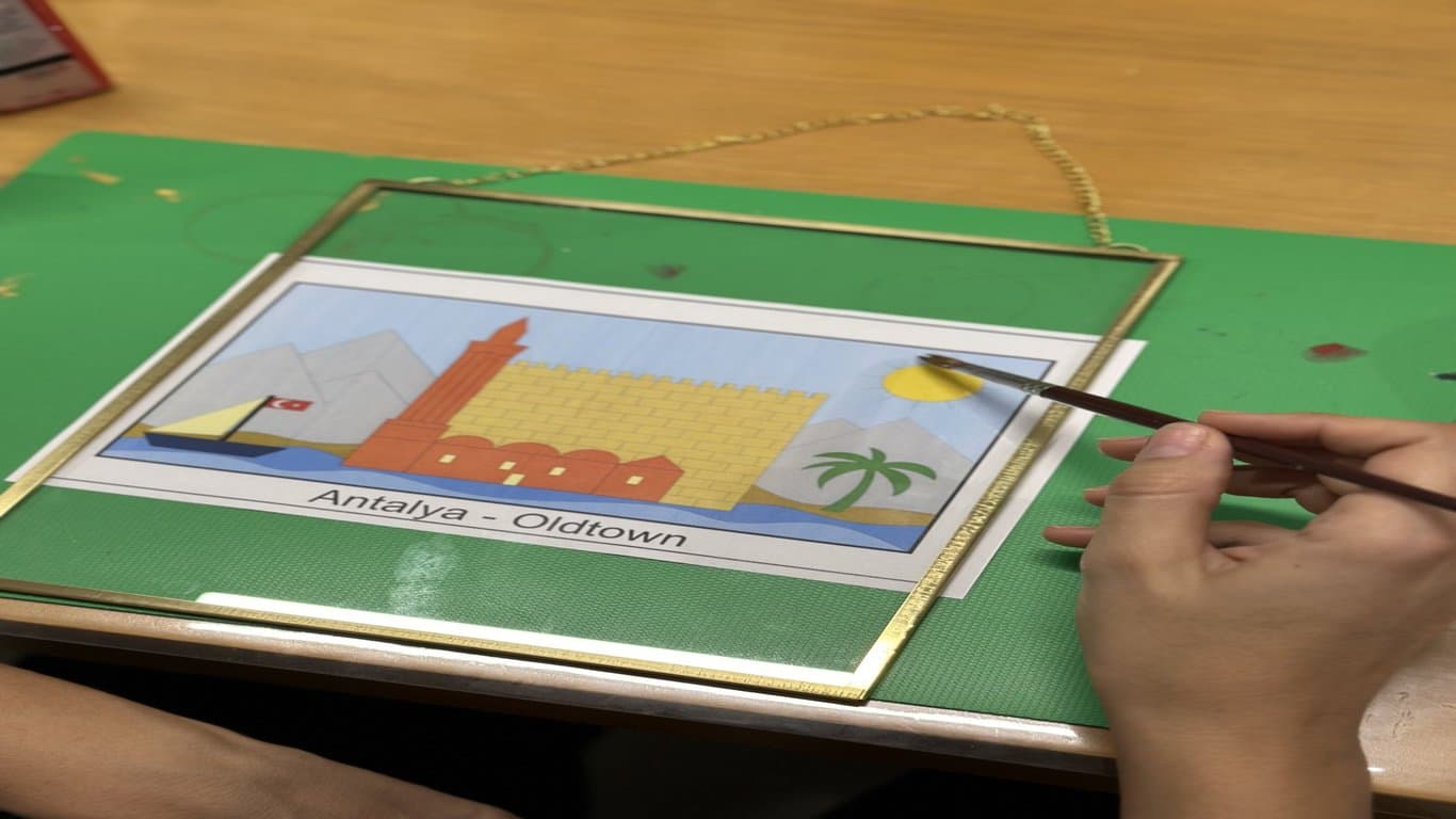 アンタルヤ真鍮フレームガラスアクリル絵画ワークショップ – クリエイティブアート体験