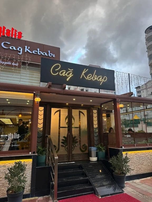 哈利斯埃尔祖鲁姆卡在 kebap – 真实的木火烤羊肉美味