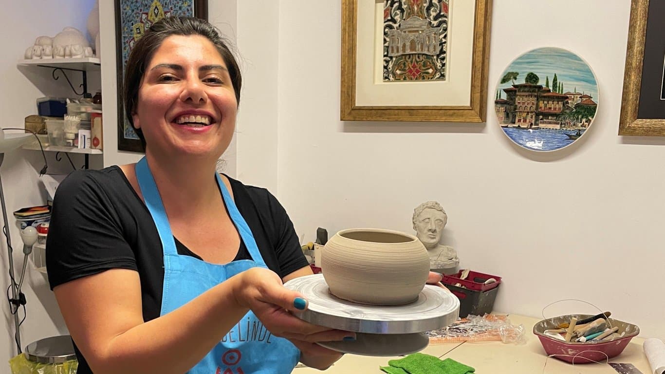 イスタンブールの陶芸輪クラス：自分だけの陶芸作品を作ろう