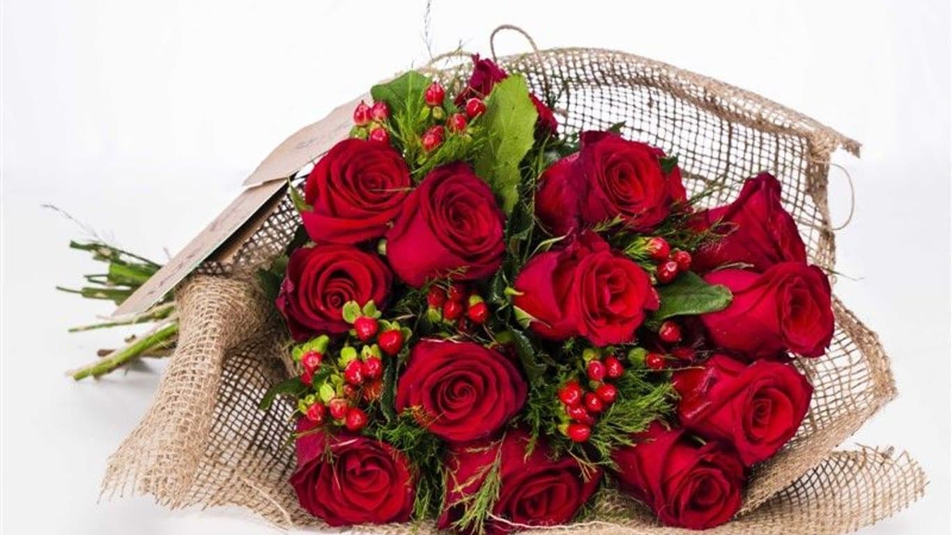 Sunset Love Flower Box – 15 Red Roses Delivery in Istanbul