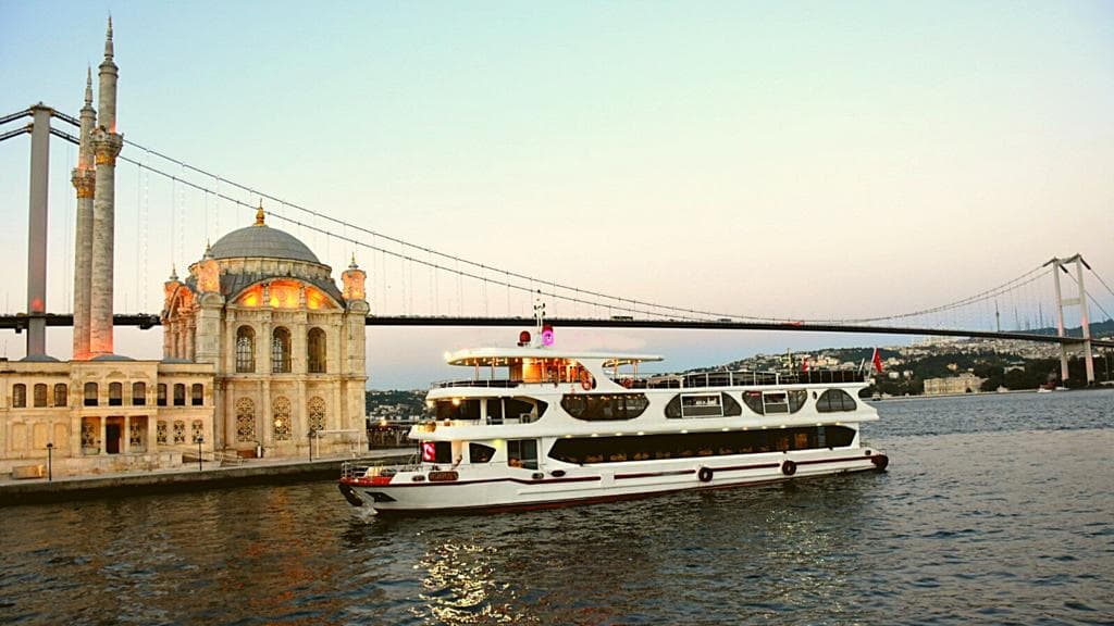 Crucero Nocturno con Cena por el Bósforo en Estambul