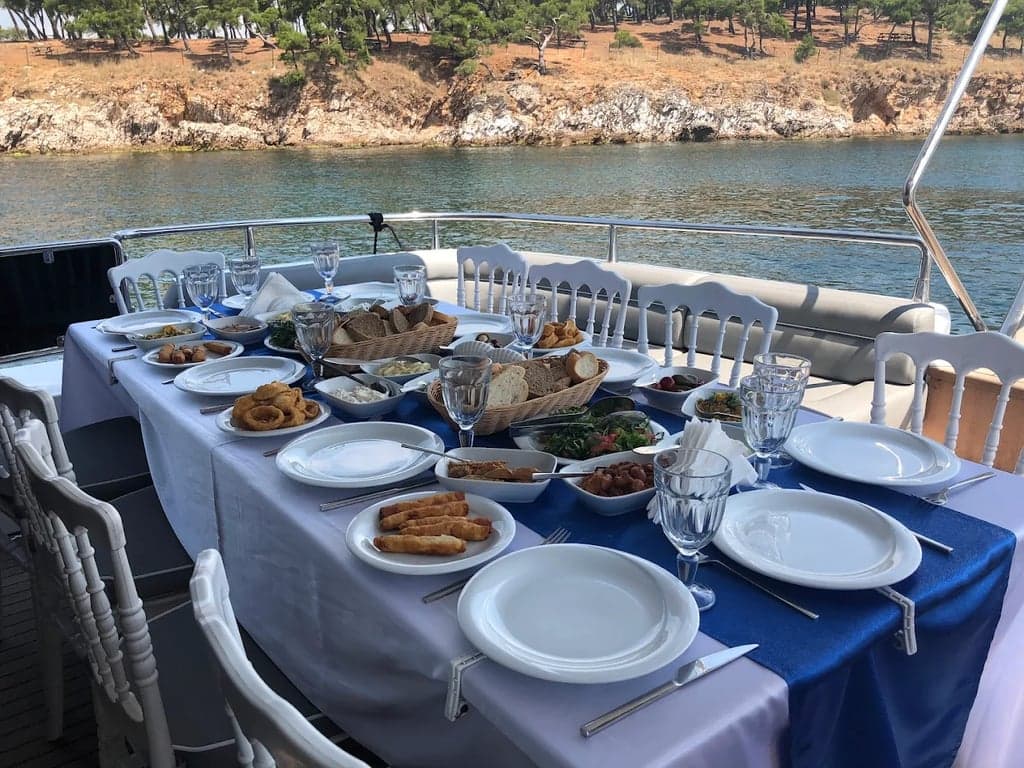 Réservez le Yacht Royal à Istanbul – Tours privés du Bosphore et des îles