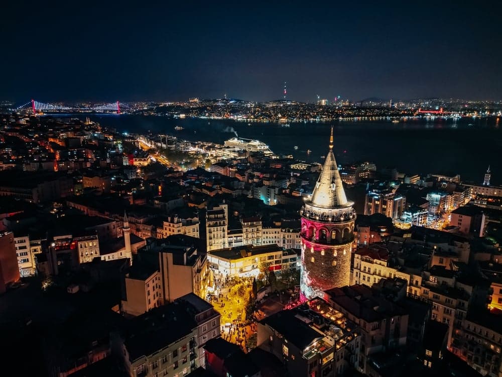 Guide de la vie nocturne à Istanbul : Bars sur les toits, clubs et expériences locales