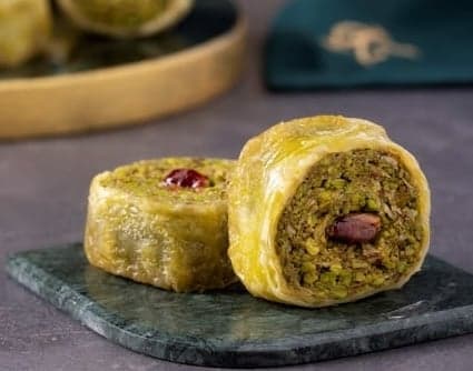 لفافة القصر بالفستق – لذة تركية طازجة في إسطنبول