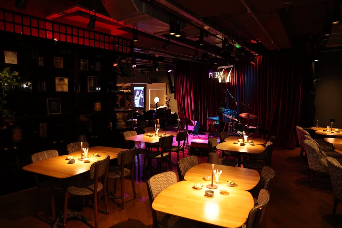 Noches de Jazz en Pera 77 – Música en Vivo y Cena en Estambul