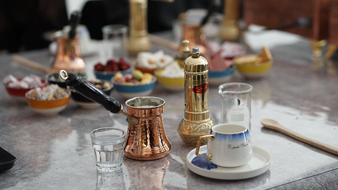 Qualifizierte Zubereitung von Türkischem Kaffee auf Sand