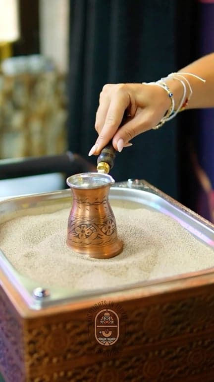 Bereiten Sie Türkischen Kaffee auf Sand zu und lesen Sie Ihr Schicksal in Istanbul