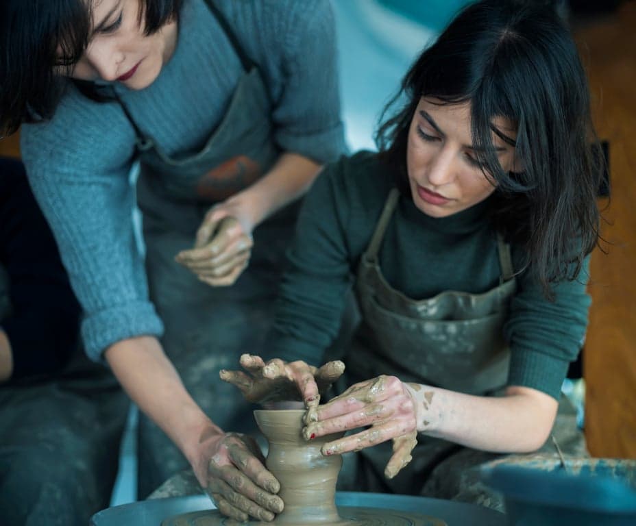 Clase de Rueda de Alfarero en Estambul: Crea Tu Propio Arte Cerámico