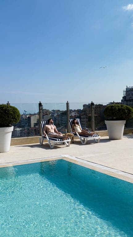 La piscina en la terraza del Marmara Taksim